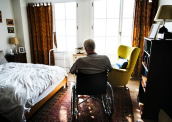 What are the indicators that the elderly shouldn’t be living alone anymore?