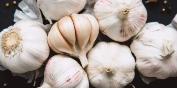 The Power of Garlic: A Natural Ally for Grandparents in the Battle Against High Blood Pressure