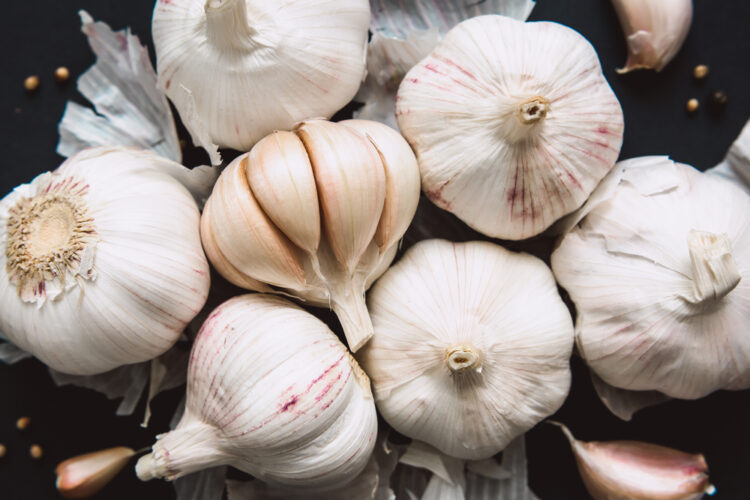 The Power of Garlic: A Natural Ally for Grandparents in the Battle Against High Blood Pressure